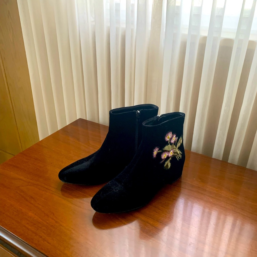 Velvet embroidered ankle boots. Side zip